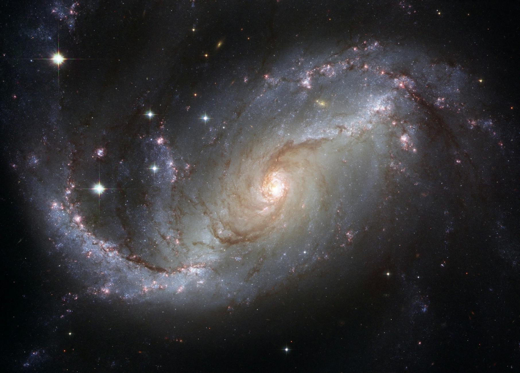 Hubble Captures Galaxy in Rare Evolutionary Stage