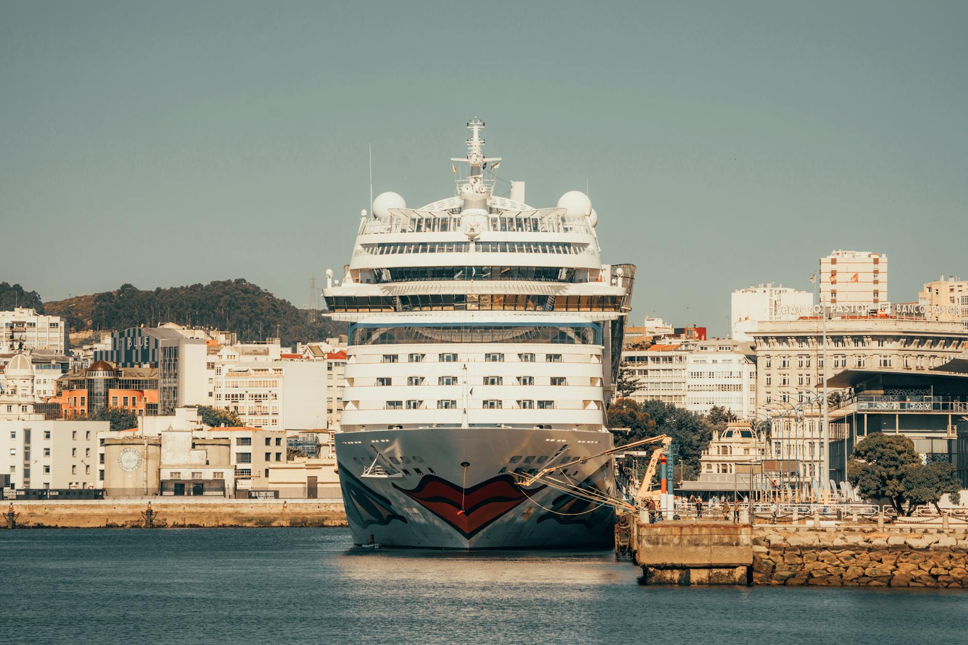 MV Hondius: Hantavirus-Stricken Cruise Docks Safely in Spain